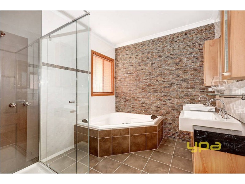 14 Highbury Close, Caroline Springs VIC 3023