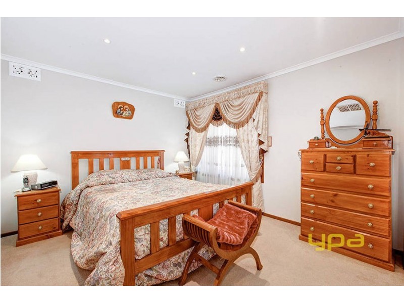 21 Leighton Crescent, Deer Park VIC 3023