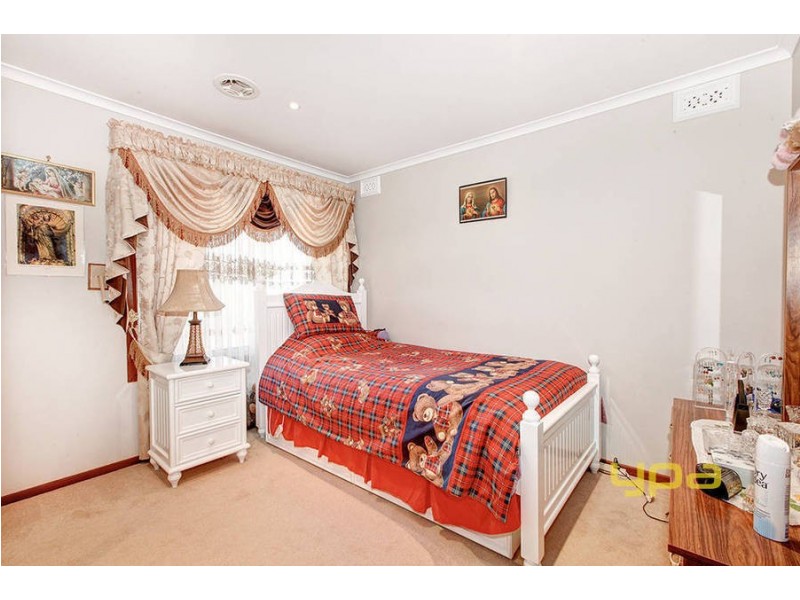 21 Leighton Crescent, Deer Park VIC 3023