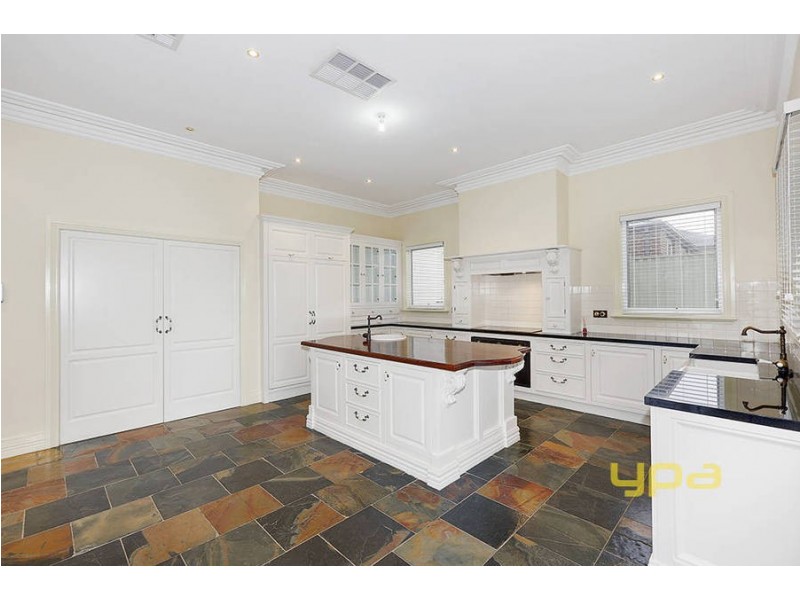 12 Kunuka Circuit, Caroline Springs VIC 3023