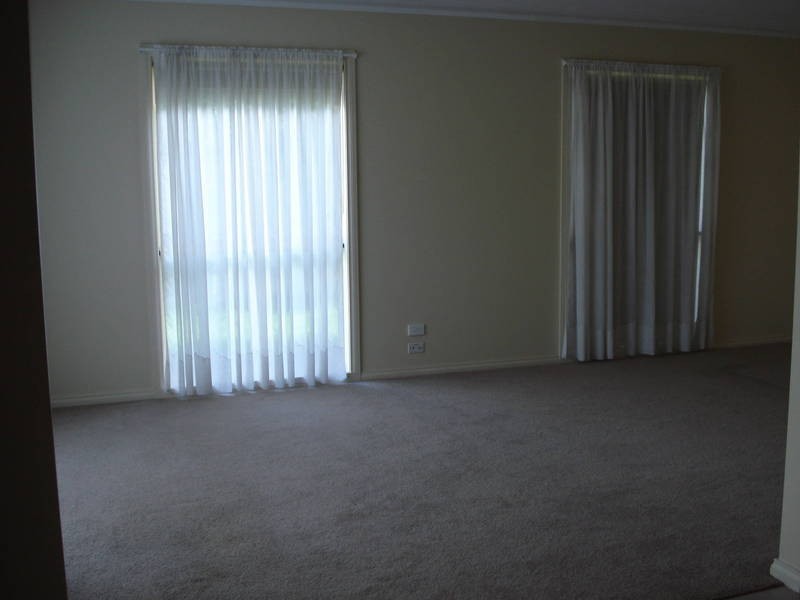 16 Milburn Cct, Caroline Springs VIC 3023