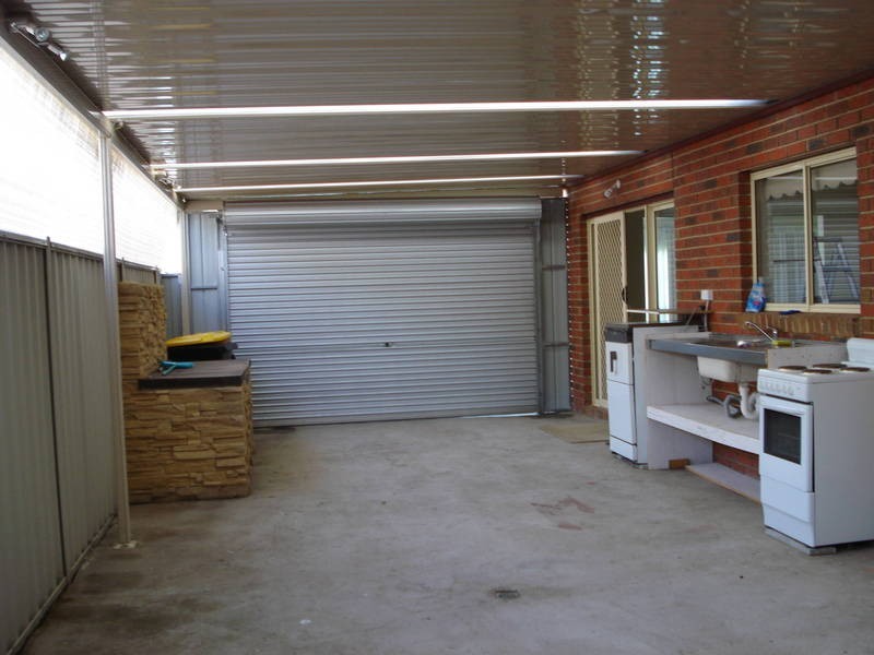 16 Milburn Cct, Caroline Springs VIC 3023