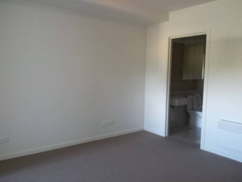 2/1 Woodward Way, Caroline Springs VIC 3023