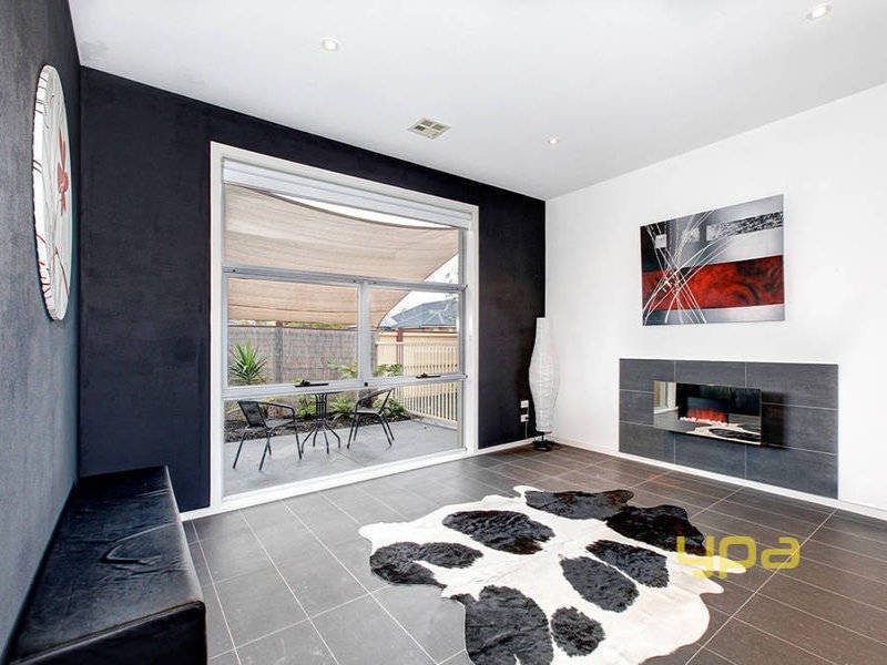 44 Edgbaston Parade, Caroline Springs VIC 3023