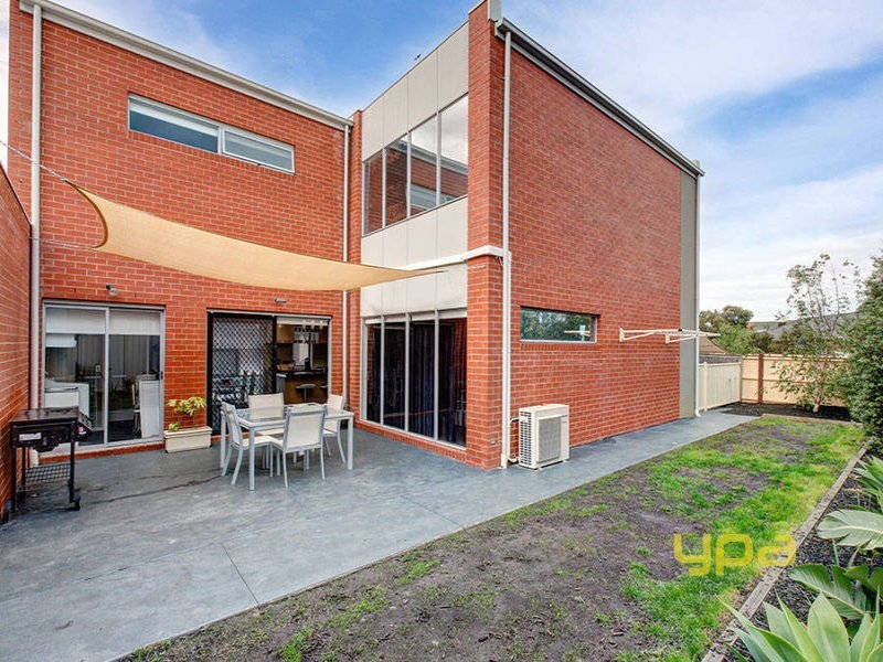 44 Edgbaston Parade, Caroline Springs VIC 3023