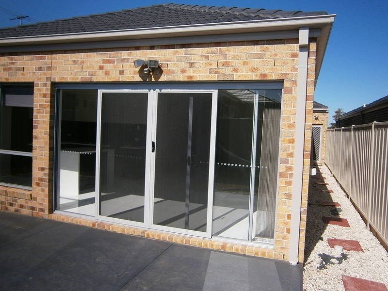 14 Barrington Circuit, Caroline Springs VIC 3023