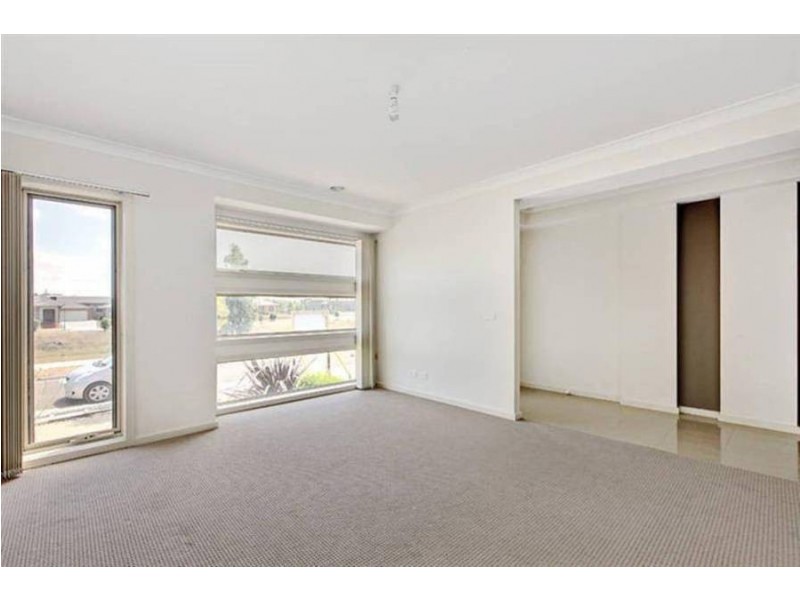 27 Barrington Cct, Caroline Springs VIC 3023