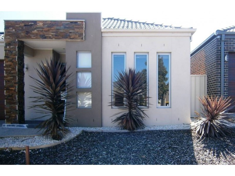 14 Barrington Circuit, Caroline Springs VIC 3023