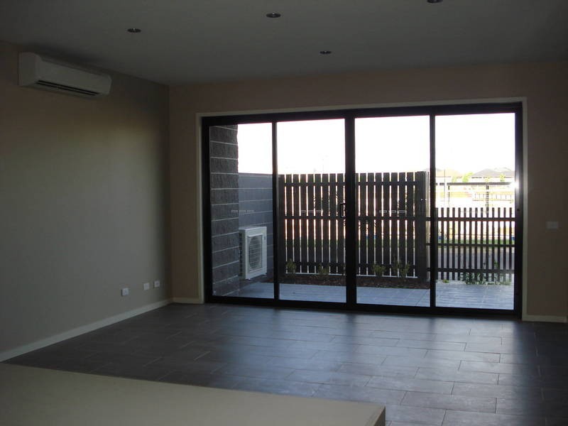 5/11 Monckton Place, Caroline Springs VIC 3023