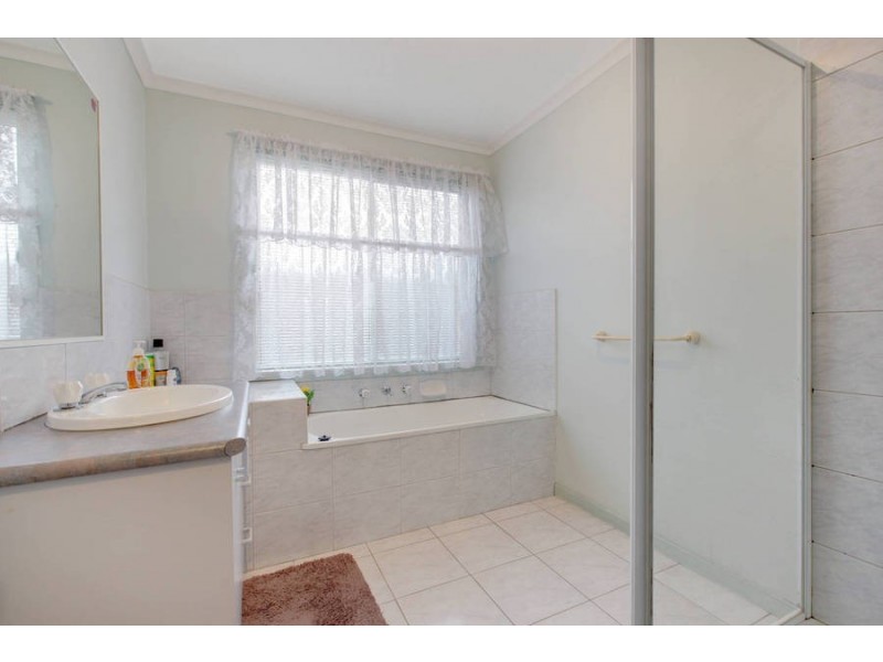 2/90 Robinsons Road, Deer Park VIC 3023