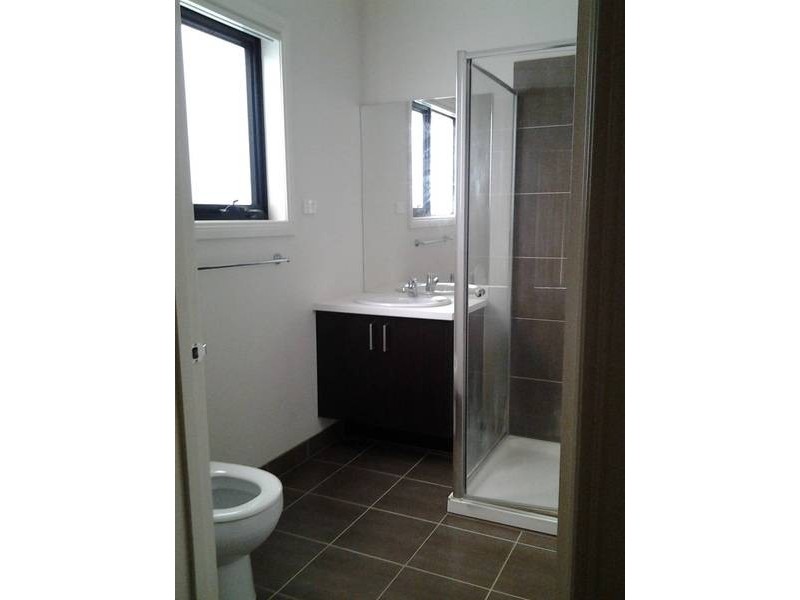 6 Derwent Close, Caroline Springs VIC 3023