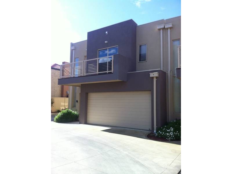 5/30 Cranwell Square, Caroline Springs VIC 3023