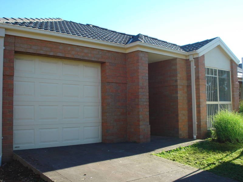 15  Willandra Loop, Caroline Springs VIC 3023