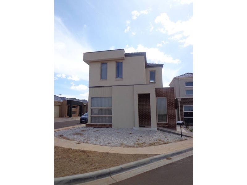 15/40 Mc Cubbin Way, Caroline Springs VIC 3023