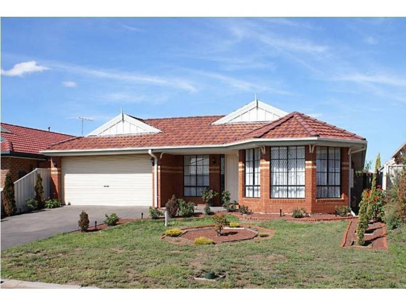 9 Stoneman Turn, Caroline Springs VIC 3023