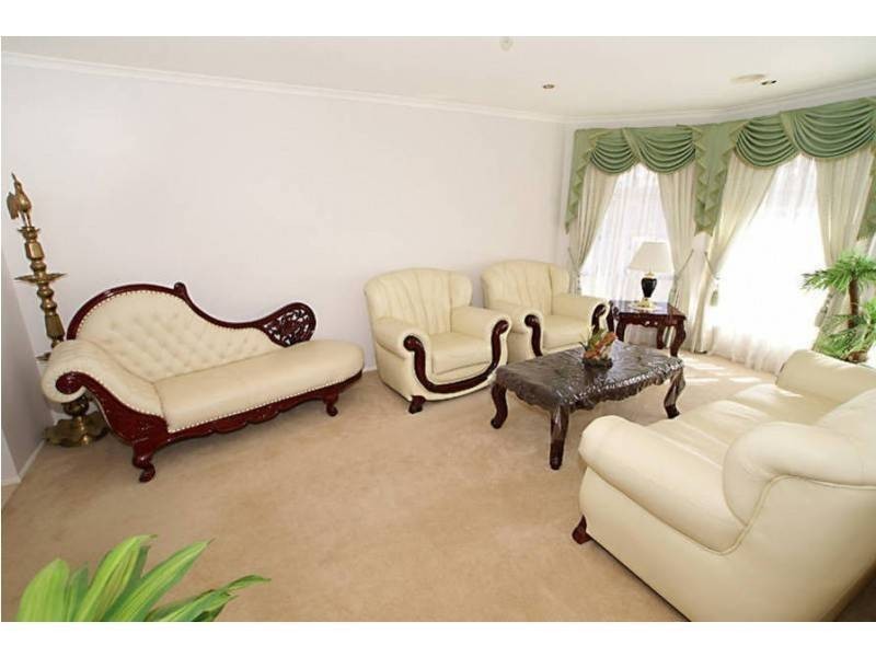 9 Stoneman Turn, Caroline Springs VIC 3023