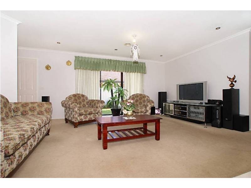 9 Stoneman Turn, Caroline Springs VIC 3023