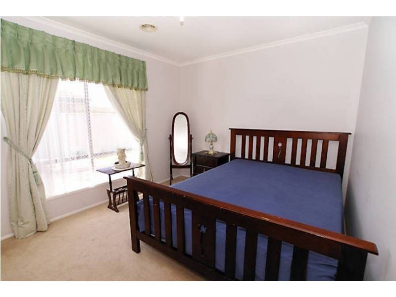 9 Stoneman Turn, Caroline Springs VIC 3023