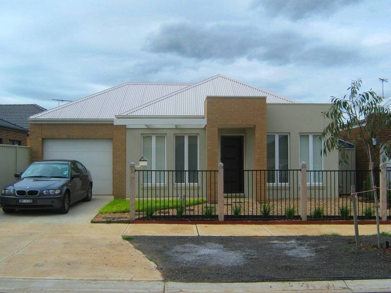 3 Hawksbury Green, Caroline Springs VIC 3023