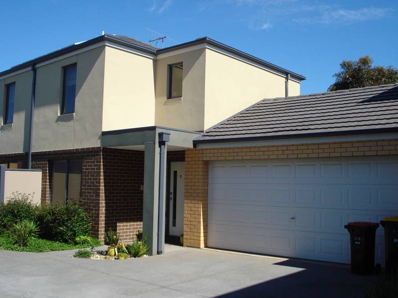 7/8 Sherdley Green, Caroline Springs VIC 3023