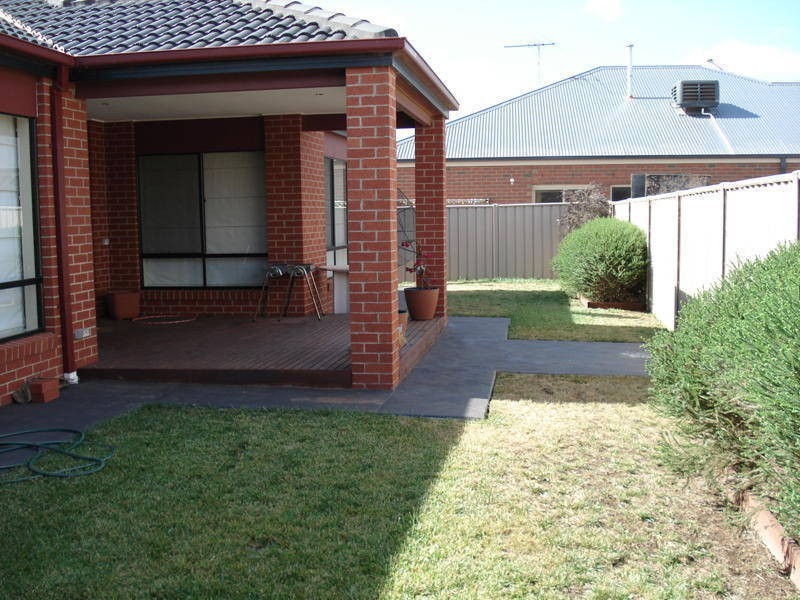 4 Gisborne Way, Caroline Springs VIC 3023