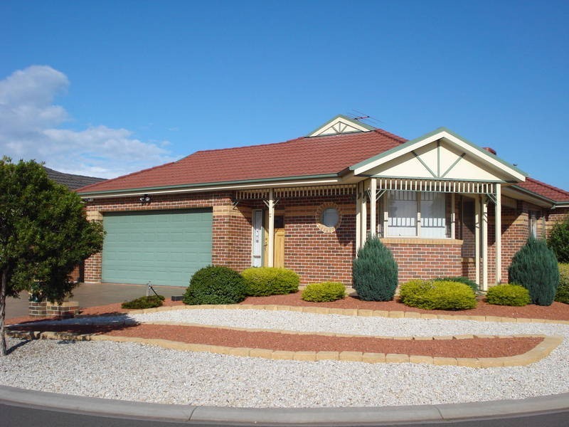 2 Innes Place, Caroline Springs VIC 3023