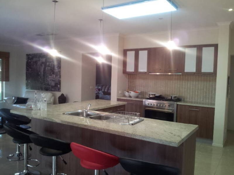 6 Selwyn Close, Caroline Springs VIC 3023