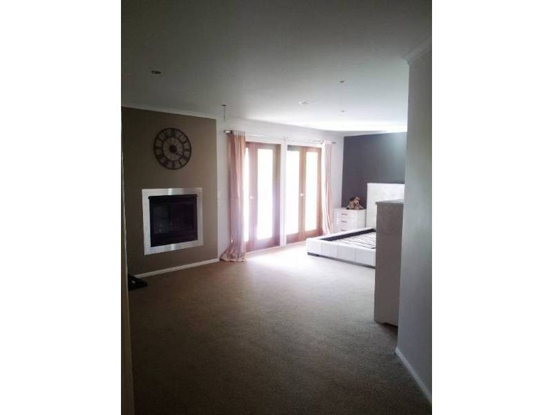 6 Selwyn Close, Caroline Springs VIC 3023