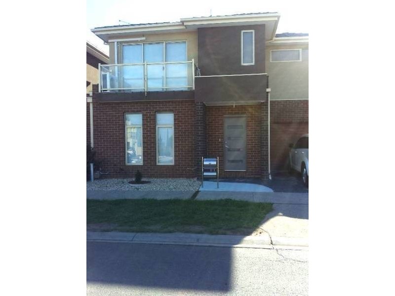 4  Chelsworth Place, Caroline Springs VIC 3023