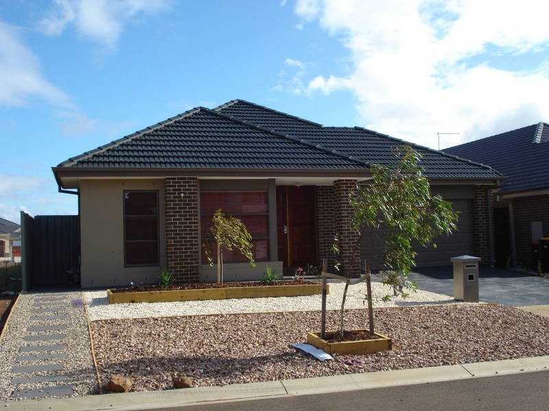 16 Heathcote Retreat, Caroline Springs VIC 3023