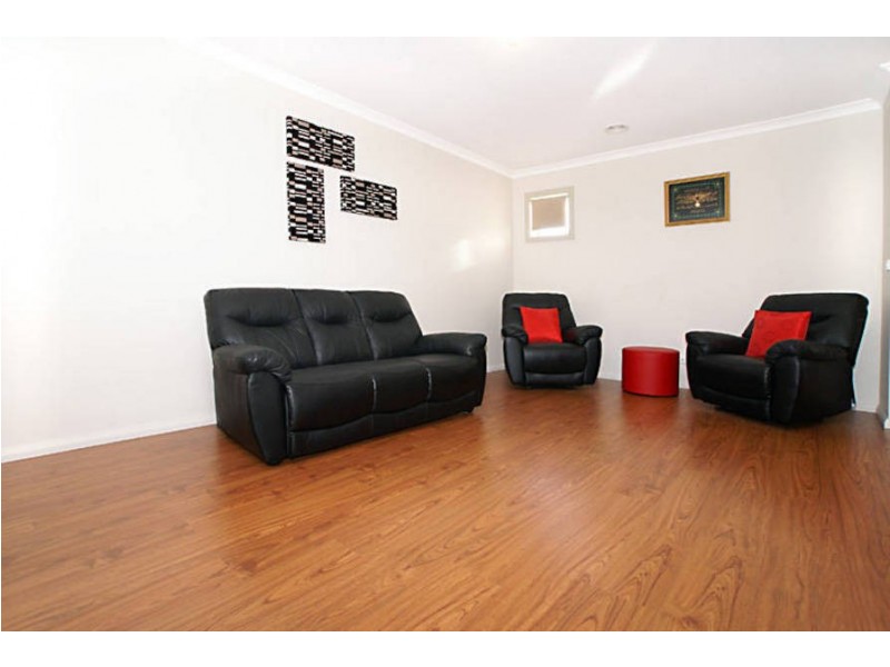 11 MALABAR STREET, Roxburgh Park VIC 3064