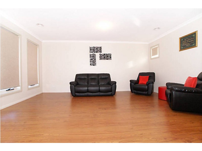 11 MALABAR STREET, Roxburgh Park VIC 3064