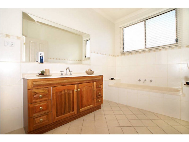 10 DEAUVILLE GREEN, Craigieburn VIC 3064