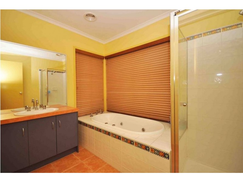 20 Almands Avenue, Roxburgh Park VIC 3064