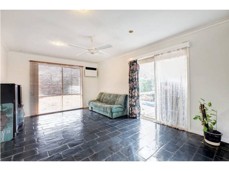 15 Reading Close, Roxburgh Park VIC 3064