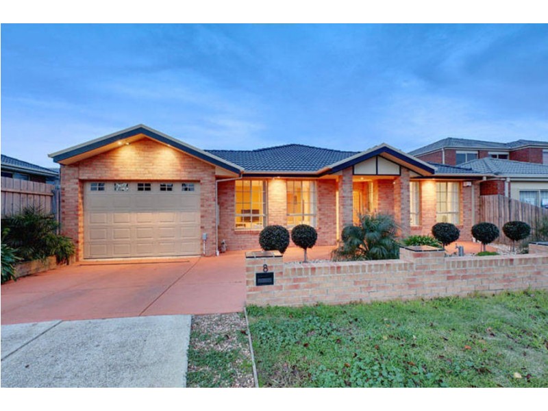 8 Redcliffs Crescent, Roxburgh Park VIC 3064