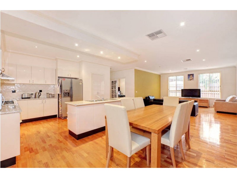 8 Redcliffs Crescent, Roxburgh Park VIC 3064