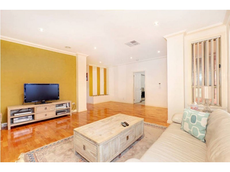 8 Redcliffs Crescent, Roxburgh Park VIC 3064