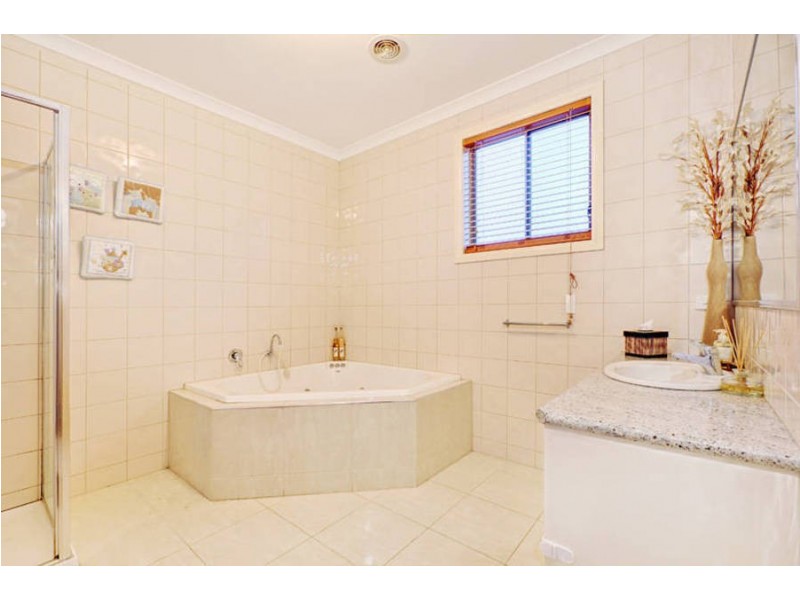 8 Redcliffs Crescent, Roxburgh Park VIC 3064
