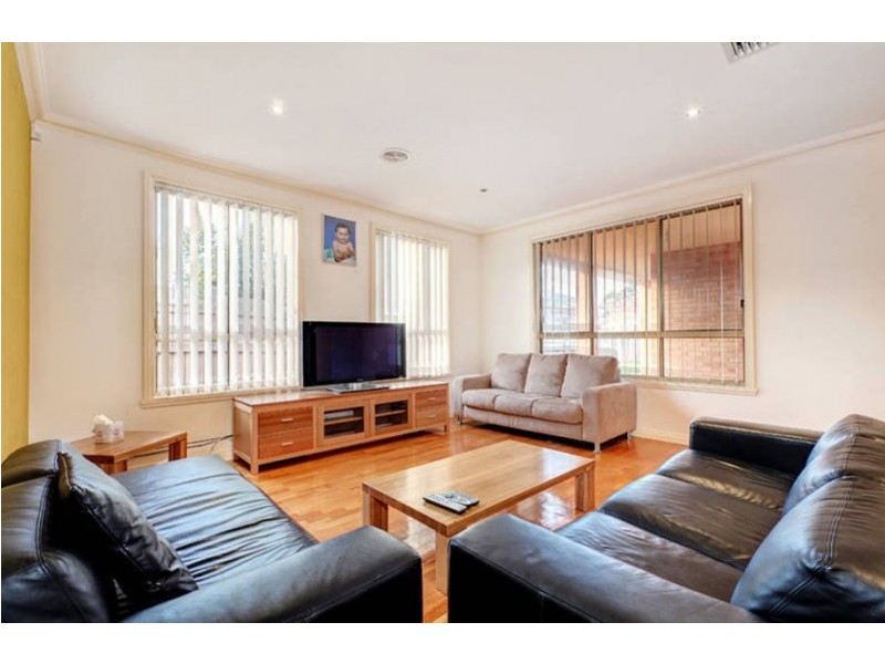 8 Redcliffs Crescent, Roxburgh Park VIC 3064