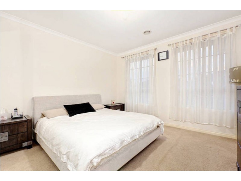 8 Redcliffs Crescent, Roxburgh Park VIC 3064