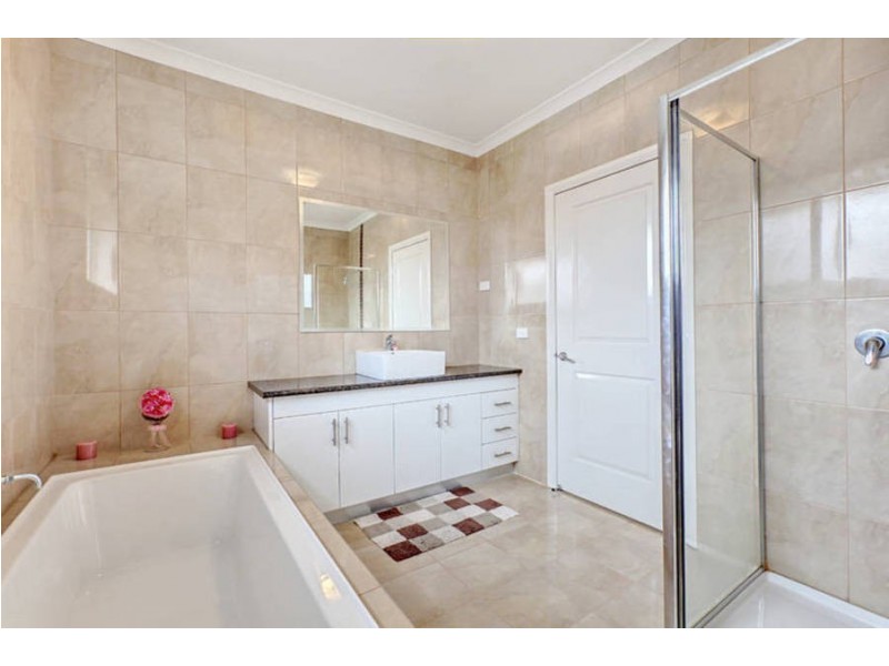 2/8 Howard Court, Glenroy VIC 3046