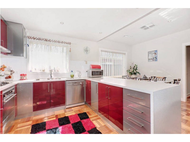 8 Snowden Avenue, Roxburgh Park VIC 3064