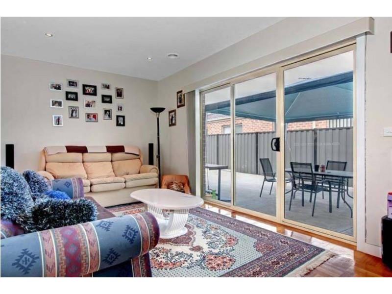 8 Snowden Avenue, Roxburgh Park VIC 3064