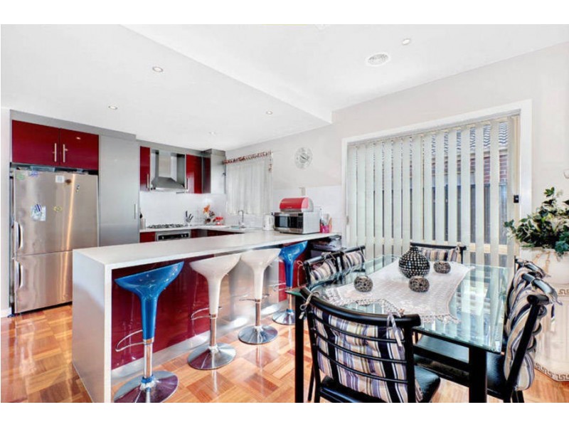 8 Snowden Avenue, Roxburgh Park VIC 3064