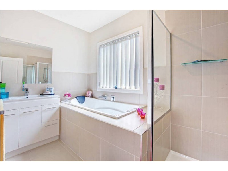 8 Snowden Avenue, Roxburgh Park VIC 3064