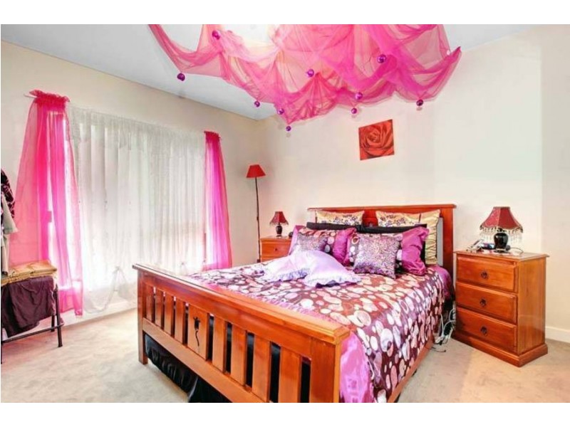 8 Snowden Avenue, Roxburgh Park VIC 3064