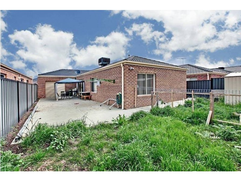 8 Snowden Avenue, Roxburgh Park VIC 3064