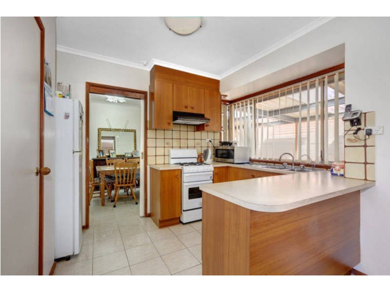 2 Kim Close, Meadow Heights VIC 3048