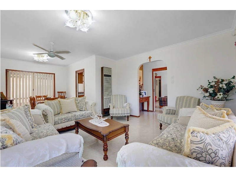 2 Kim Close, Meadow Heights VIC 3048